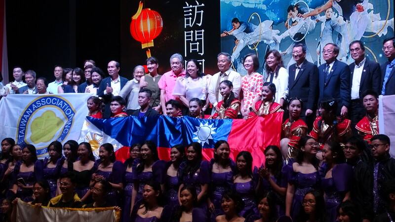 僑務委員會「115年春節文化訪問團」27日在馬尼拉公演，台灣特技結合文化元素，在向僑胞賀年的同時，深化台菲文化交流。圖為春訪團演出後與嘉賓們在台上合影。中央社記者林行健馬尼拉攝