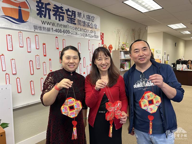 會長簫婷玉(中)手作燈籠