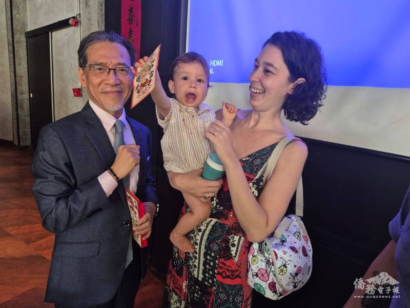 廖志賢送禮物給巴西小朋友