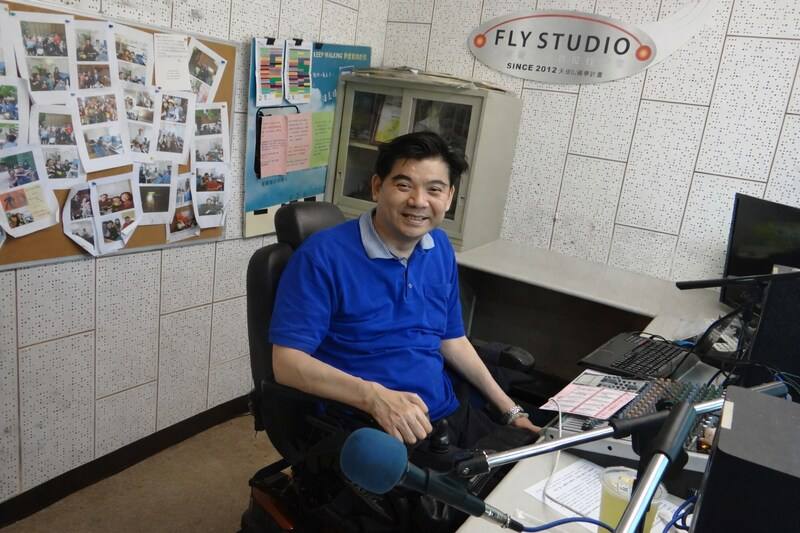 教育部28日發布新聞稿，介紹多名總統教育獎得主成為生命教育人才庫講師的故事。頸椎損傷的許豈逢（圖）自學架設網站，並主持廣播節目分享人生故事。（教育部提供）