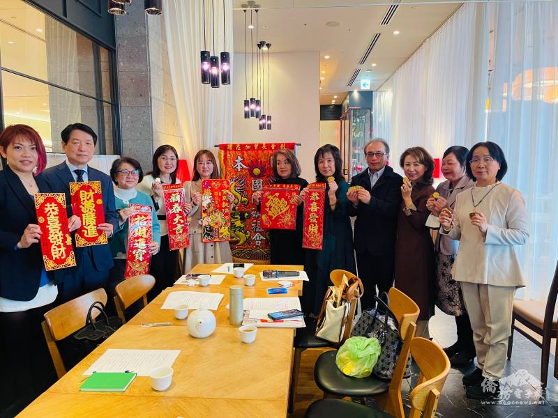 與會人員共同慶賀春節