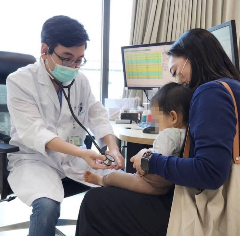 屏東縣政府整合縣內醫療資源，建構平日兒科門診、幼兒專責、夜間與假日急診的兒科照護體系，24小時照護不中斷網絡，讓屏東的孩子都能獲得即時且完善醫療照護。（屏東縣政府提供）