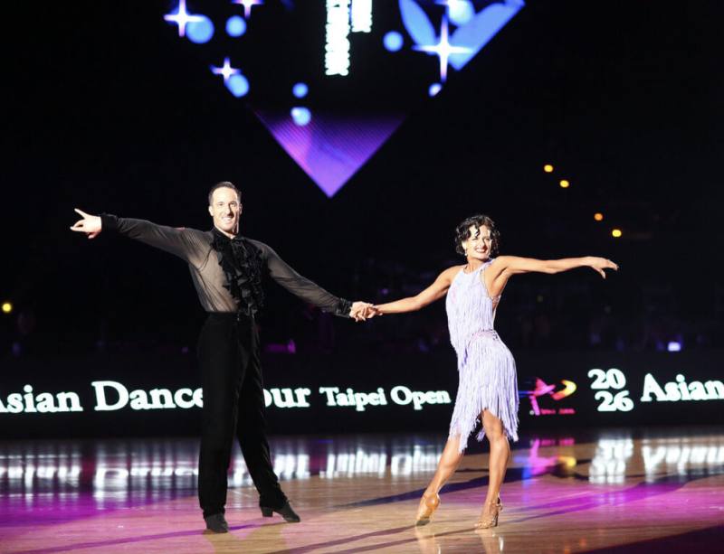 台北市體育局表示，「2026國標舞亞巡賽－台北公開賽」世界職業公開拉丁組冠軍，由代表義大利的Massimo Arcolin（左）與Laura Arcolinova（右）獲得。（台北市體育局提供）