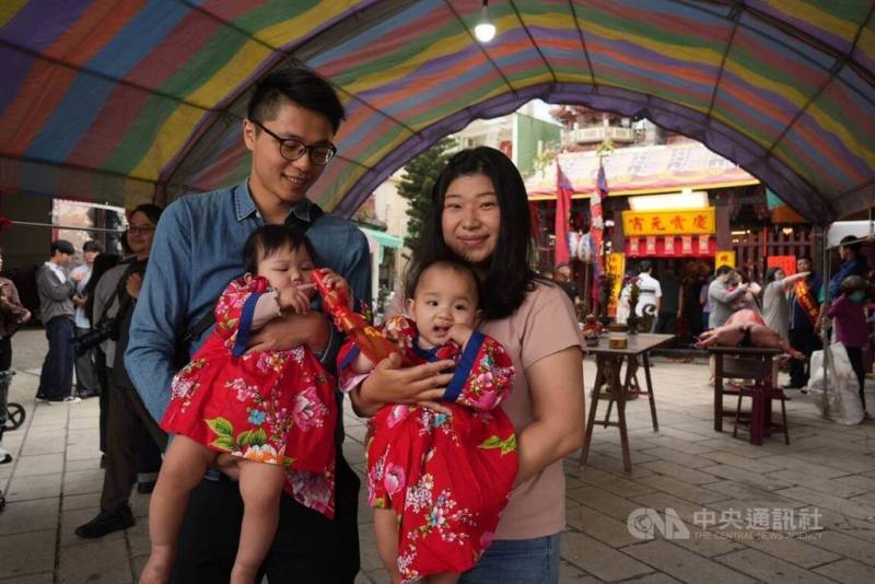 屏東縣佳冬鄉六根莊三山國王廟28日舉行新丁新枝祭，一對來自東港、非客家人的夫妻曾來此求子，此行除準備盆花與新丁粄向伯公致謝，也為雙胞胎祈求平安健康