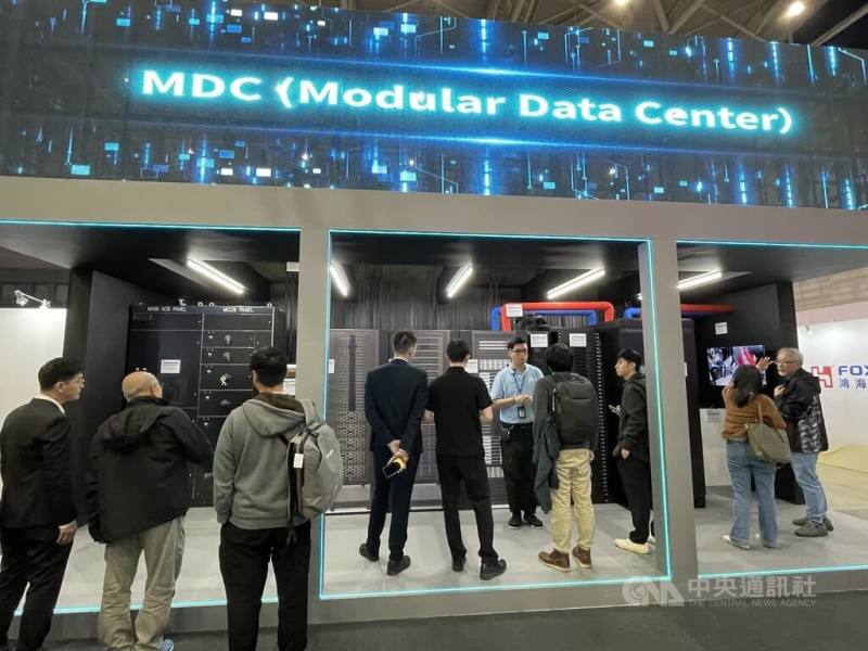 輝達（NVIDIA）將於美國時間16日至19日舉行GTC技術大會，市場矚目輝達與鴻海打造的先進人工智慧（AI）超級電腦Vera Rubin整機櫃方案。圖為2025年11月鴻海科技日展示的模組化資料中心