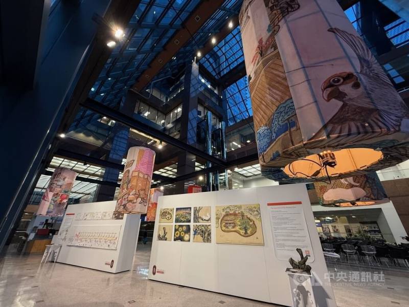 溫哥華市中心著名的藝廊內展出周見信作品，除了以圖像敘事呈現外，還化身成巨型燈籠