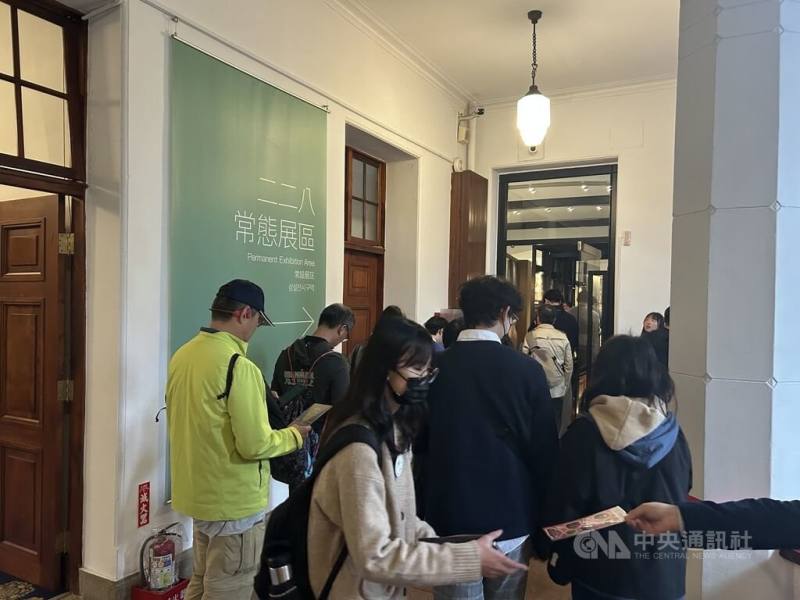 228事件79週年，二二八國家紀念館28日單日參觀人次突破2000人次，打破114年同日紀錄；在2樓常態展區人潮多到必須排隊入場