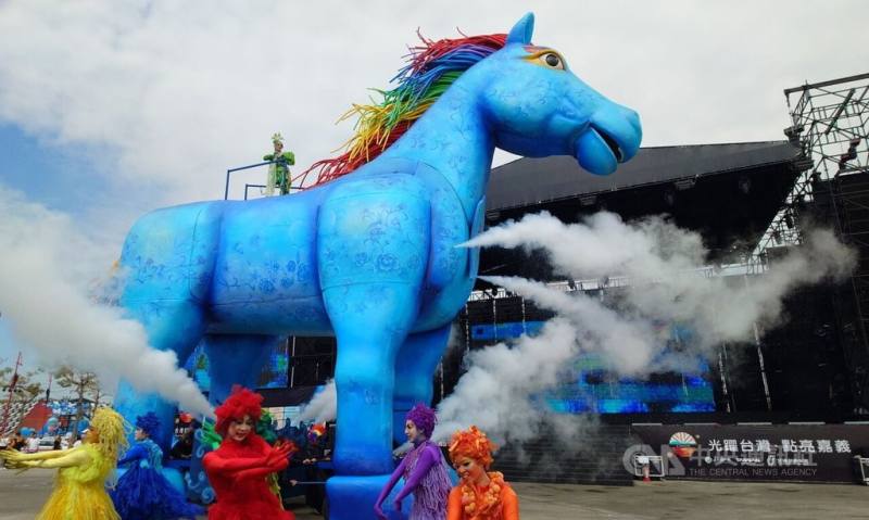 紙風車劇團客家親子劇「雨馬」將在2026台灣燈會表演6場，1日舉行記者會，高10公尺、長13公尺巨型「雨馬」裝置現身