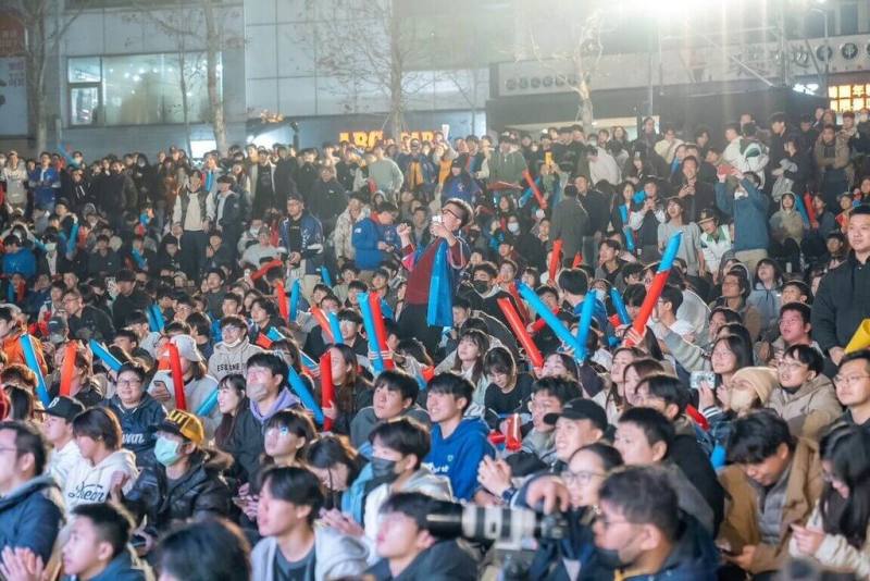 2026世界棒球經典賽（WBC）C組預賽即將開打，新竹市政府與新竹縣政府將分別於新竹市後站停車場及新竹縣體育館舉辦大螢幕轉播派對，號召民眾齊聚為中華隊吶喊加油。圖為2025年新竹市政府在新竹火車站前廣場舉辦WBC資格賽直播派對情形。（新竹市政府提供）