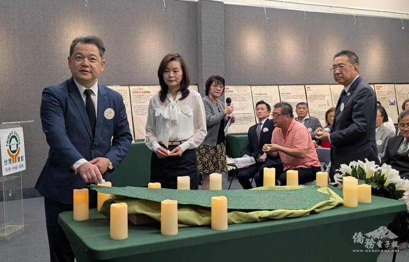 （左起）洛杉磯辦事處處長紀欽耀夫婦、總統府國策顧問田詒鴻參與二二八紀念點燈儀式