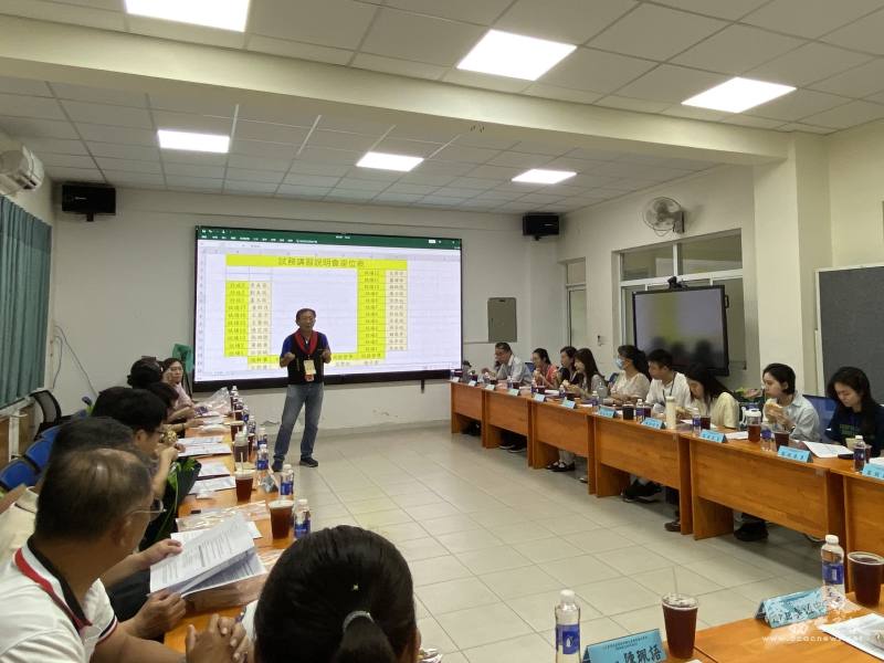 胡志明市臺灣學校校長莫恆中進行試務人員講習，針對測驗流程進行詳細說明