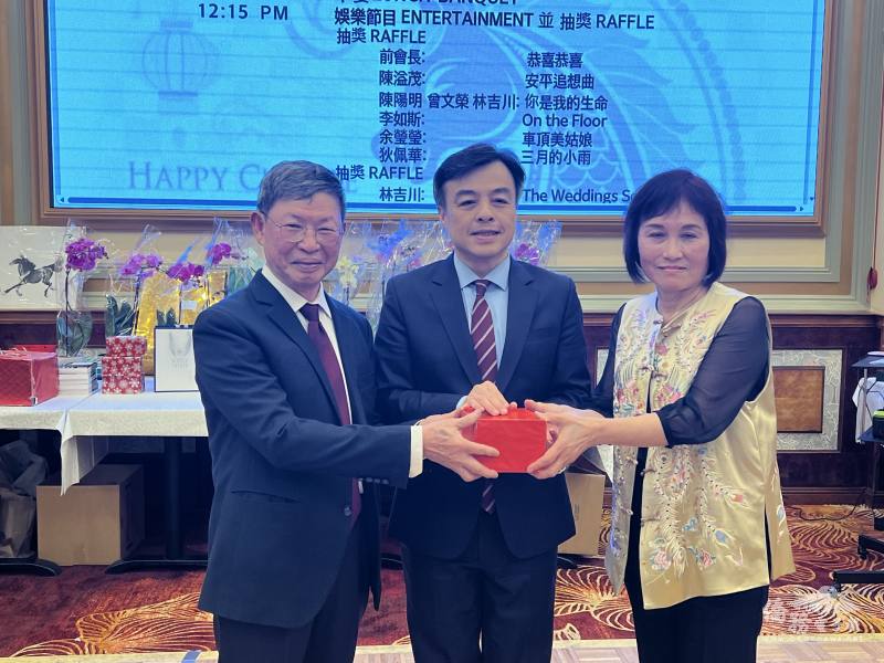 會長交接(左起：滿任會長陳溢茂、駐舊金山辦事處處長伍志翔及新任會長莊淑怡)