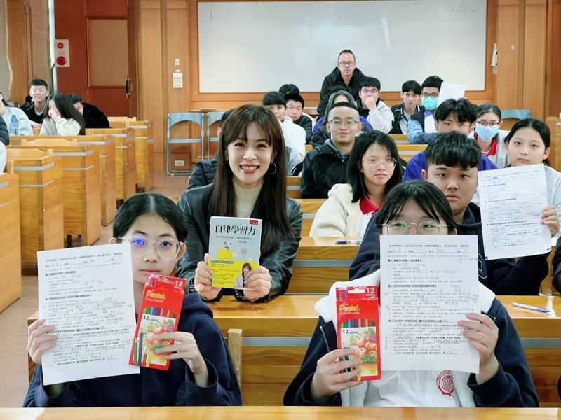 陳怡嘉將教學經驗出版成書，並在各學校演講分享心得