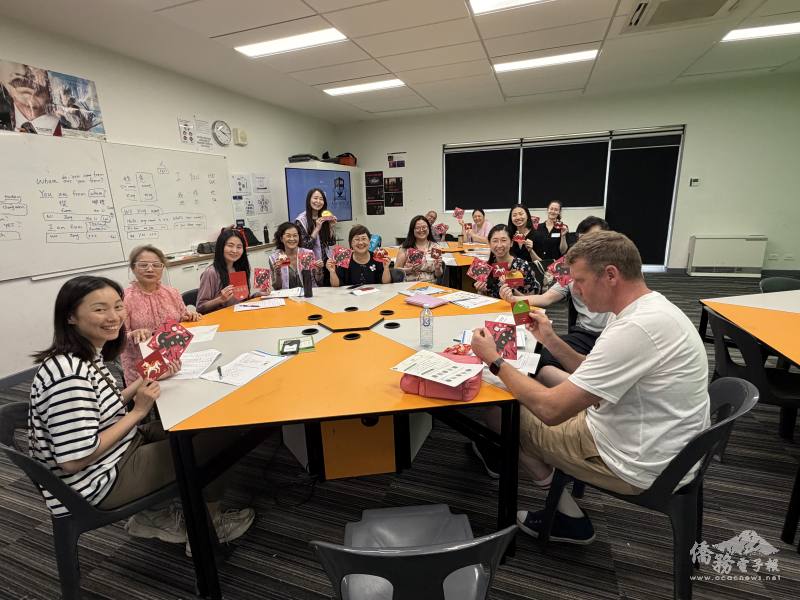 徐佳青觀摩華語文學習中心上課情形並致贈總統府福袋