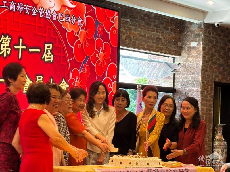 朱怡靜、全體名譽會長與林月嬌合切大蛋糕