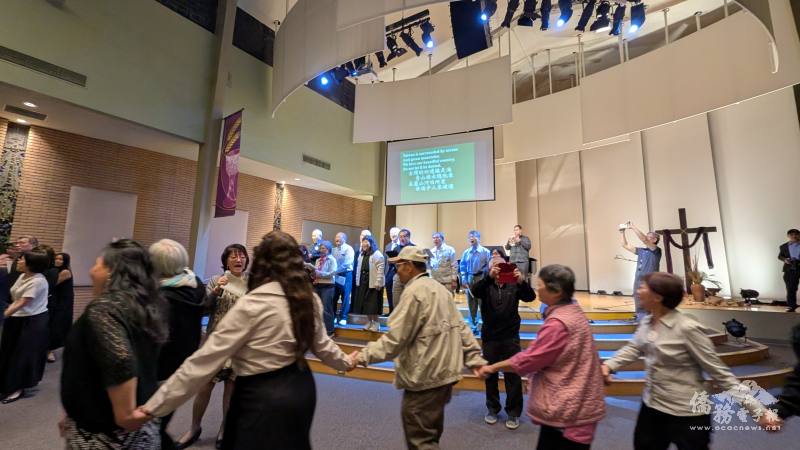 「2-28 臺灣介心靈日」紀念音樂會全場觀眾牽手大合唱《台灣》