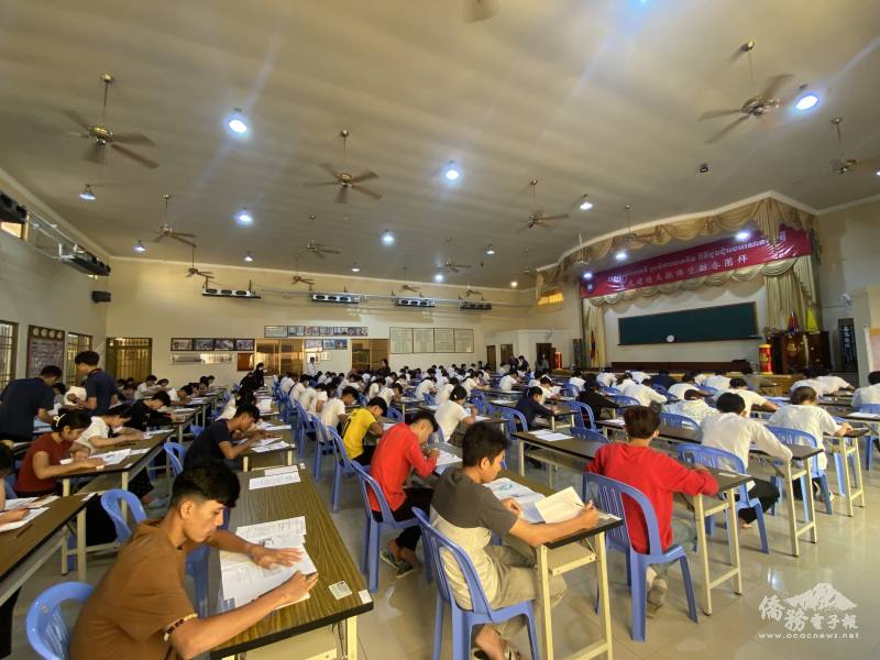 柬埔寨考生專心作答，參與華語文筆試