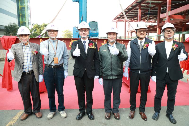 Yang Chih-ching, Director General of the Bureau of Industrial Parks and attending guests pose for a group photo.