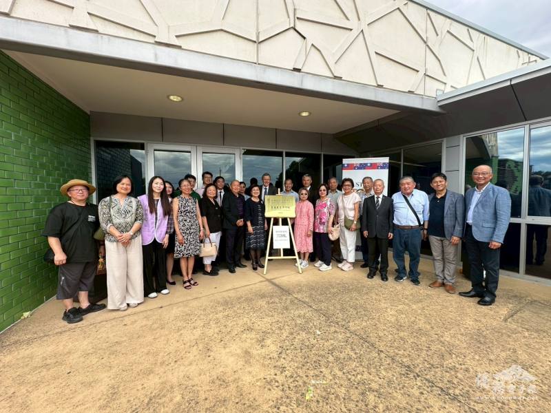 與會政、學、僑界貴賓合影