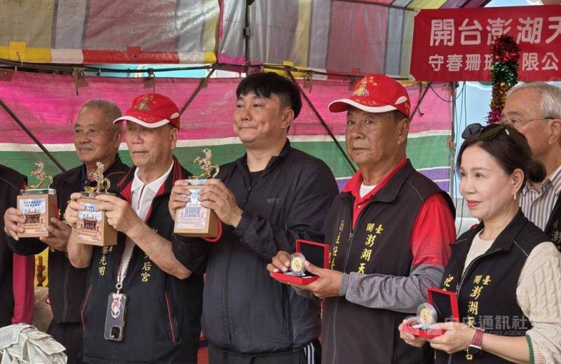 元宵乞龜活動，澎湖各宮廟陸續登場，國定古蹟澎湖天后宮今年除了大米龜外，1日更發表自3日起推出擲琉璃馬、金幣與獎學金等盛事，期盼為元宵乞龜活動帶來更多的人潮