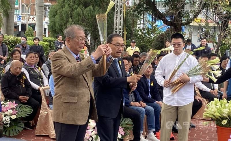 新北市228事件79週年追思紀念儀式28日下午在三重區228和平公園舉行，新北市228總會理事長洪顯詔（前左）與新北市長侯友宜（前左2）一起在紀念碑前獻花