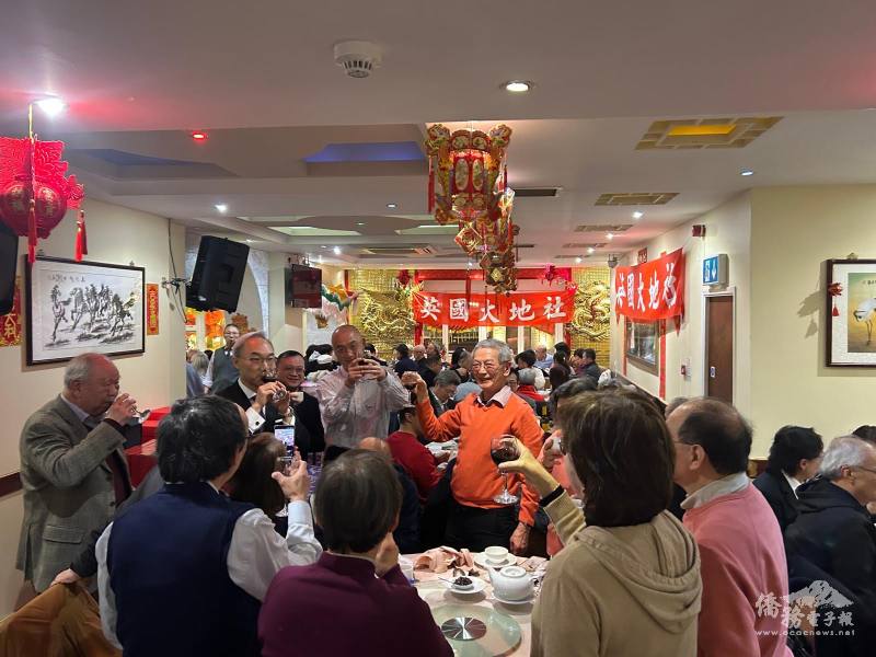 與會僑胞舉杯互祝新年