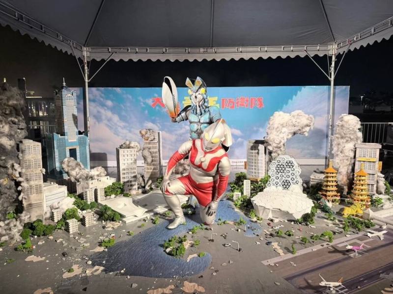 高雄市「大港青年防衛隊」活動落幕，其中「特攝微縮城市」展區，將規劃移至高雄捷運中央公園站展出，延續話題熱度。（高雄市青年局提供）