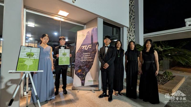 臺美青年與不同族裔好友一同參與二二八音樂會（左起：Oliver Kang、林沛能、Winston Ahn、詹淳荃、郭祐綺、吳淑蒂）