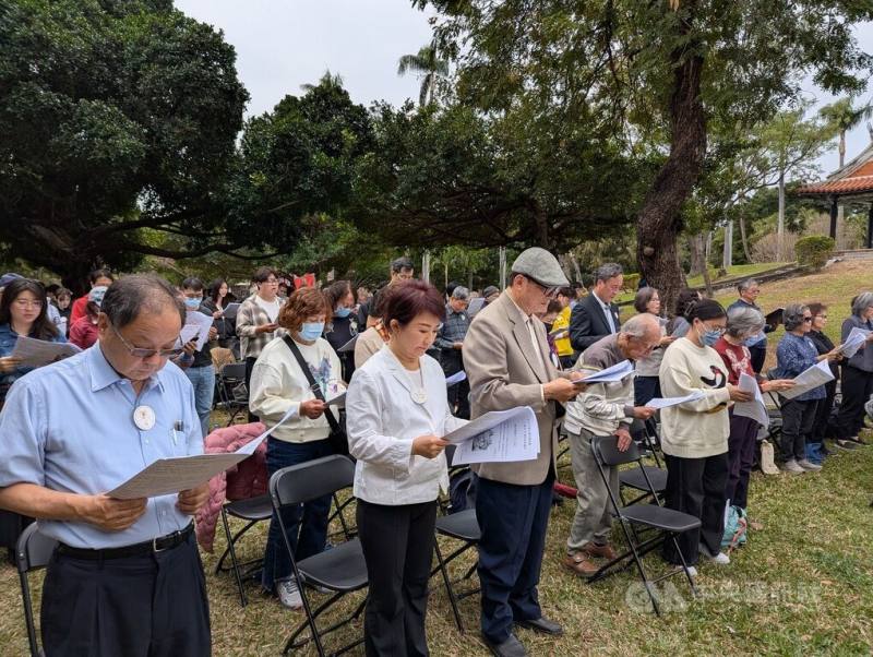 台中中會公義行動教會28日下午在台中公園舉辦228事件紀念禮拜，台中市長盧秀燕（前左2）、前國防部長蔡明憲（前左3）等出席