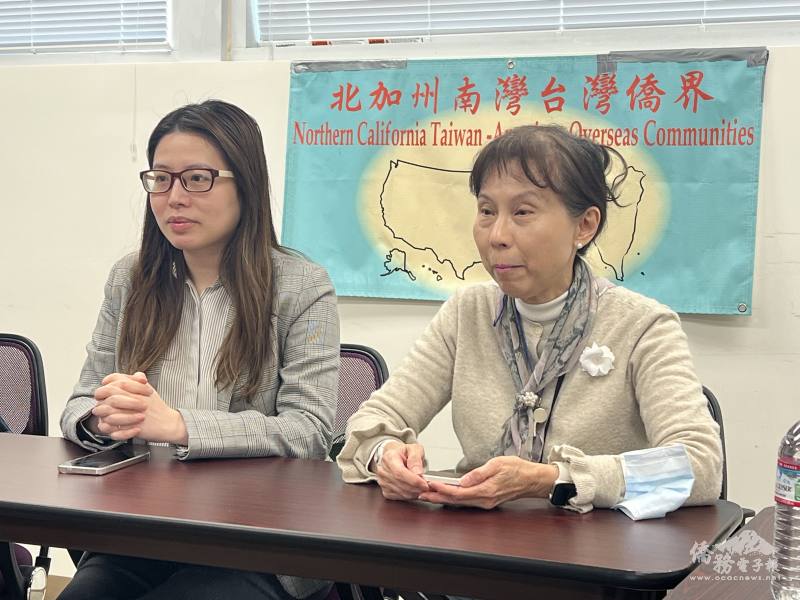 活動召集人李漢文(右)及金山灣區文教中心副主任蔡佳樺(左)合影