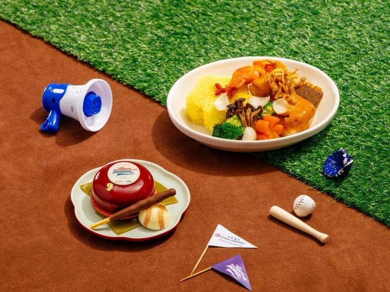 世界棒球經典賽（WBC）台灣隊28日搭乘包機赴日，中華航空表示，包機機艙內充滿棒球元素，其中機上主餐備有「勝宴海味珍饗」，甜點也是以Team Taiwan為靈感加上棒球意象設計。（中華航空提供）