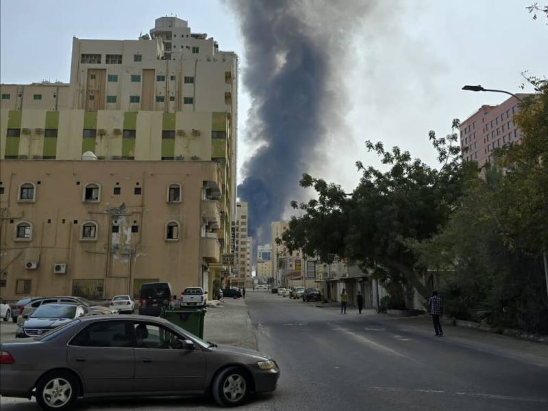 伊朗28日反擊美國及以色列攻勢，巴林等駐有美軍基地的國家成目標。P姓科技業者指出，伊朗轟炸的後坐力大到大樓搖晃，彷彿地震，街上濃煙不斷。（P姓業者提供）