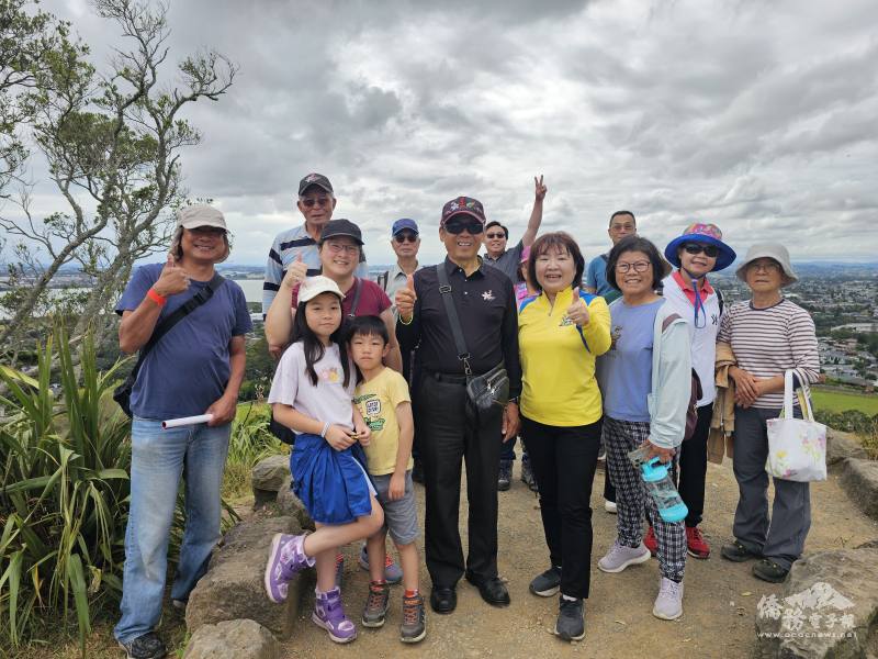 駐奧克蘭辦事處處長陳詠韶(中右)、紐西蘭客家同鄉會理事長(中左)與客家鄉親登頂Mangere Mountain合影