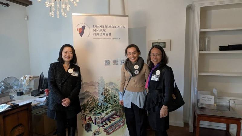 「丹麥台灣協會」於228當天舉行成立大會，盼在丹麥推廣台灣多元文化與民主自由。圖為歐洲台灣協會聯合總會會長薛雅俶（左起）、丹麥台灣協會會長黃伊敏、瑞典台灣協會會長吳文瑄。（丹麥台灣協會提供）