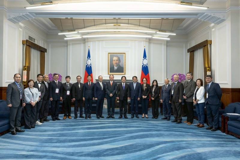 總統與訪賓一行合影