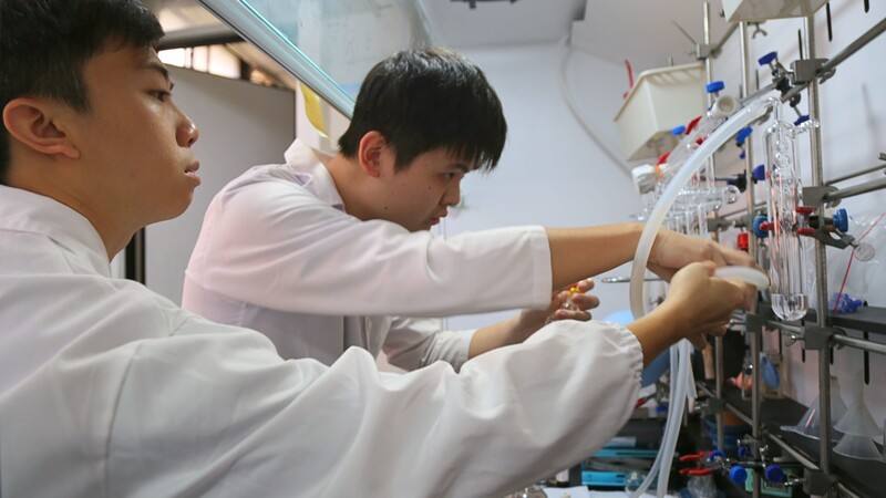 使用抗生素易導致細菌產生抗藥性，國立中山大學團隊研發「一鍋燉煮」製藥技巧，大幅提升新藥合成效率。（國立中山大學提供）