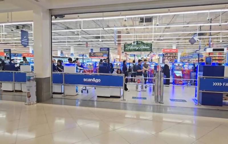 常駐杜拜台商吳天麟在28日美伊開打後隔天前往當地購物中心，觀察到上午的量販店家樂福顧客人潮看似平常，但下午的杜拜街頭，卻已出現恐慌性搶購人潮。（吳天麟提供）