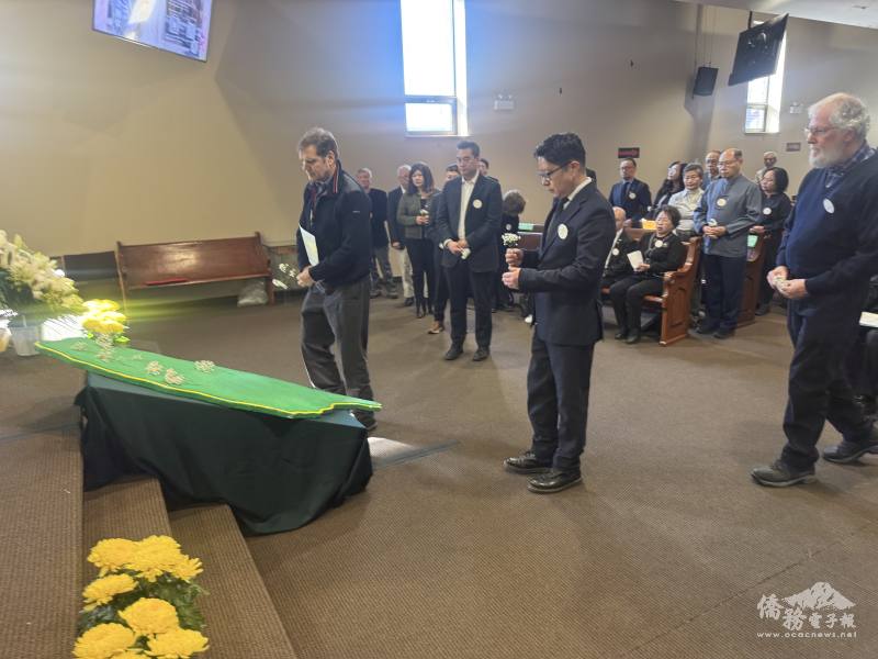 藍柏青及與會來賓獻花撫慰受難者家屬