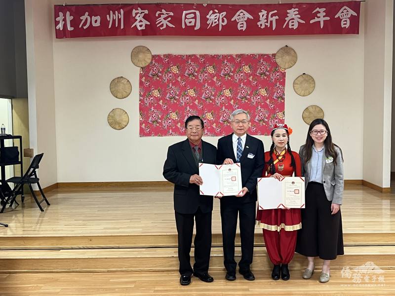 駐舊金山辦事處副處長朱永昌(左二)與金山灣區文教中心副主任蔡佳樺(右一)代表僑務委員會委員長徐佳青頒發賀狀予曾達祥(左一)，並向呂玉貞(右二)致贈感謝狀