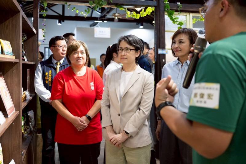 副總統聽取高雄市旗山區糖廠社區總幹事郭俊宏、綠照員郭俊維、理事長曾渝媗介紹旗山特色產品，了解社區運作現況