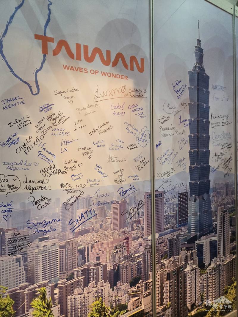 今年臺灣攤位以著名地標「台北101」為主視覺背景，週末期間舉辦牆面簽名互動活動，邀請民眾打卡照相