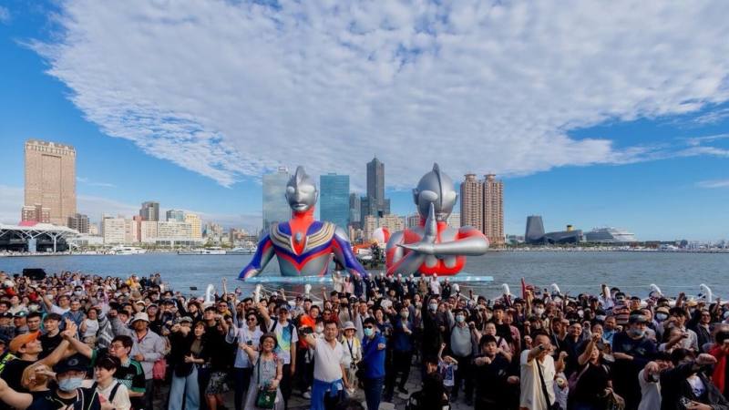 高雄燈會「2026高雄冬日遊樂園」1日閉幕，15米高的超人力霸王迪卡與初代超人力霸王跨世代同框合體，與現場民眾說再見。（高雄市觀光局提供）