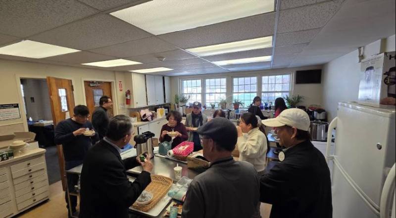 不同年齡層的同鄉品嘗228象徵的魷魚粥，分享各自知道的228傷痛歷史