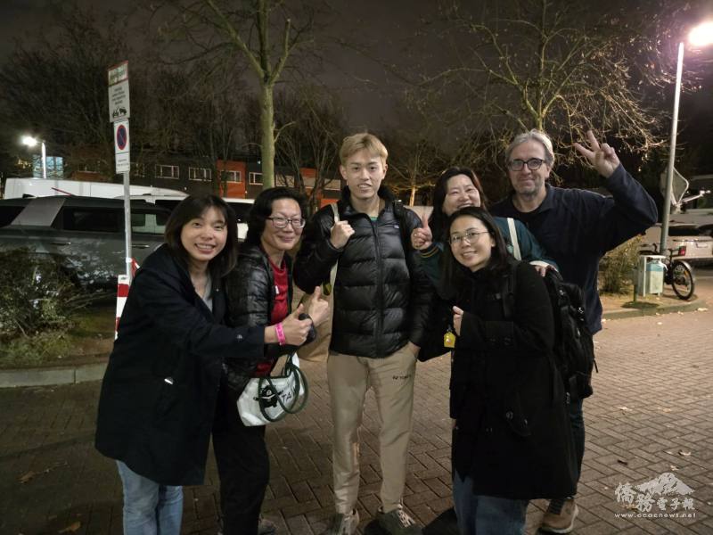 羽球選手林俊易微笑感謝僑胞們的熱情家加油一起合影