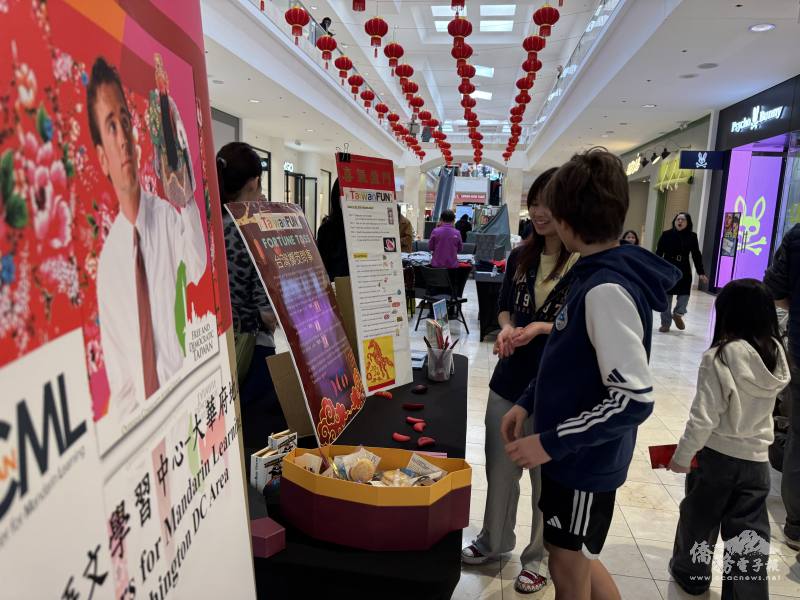 FASCA DC專案負責學生林靖芮（左1）向社區民眾解說臺灣擲筊文化