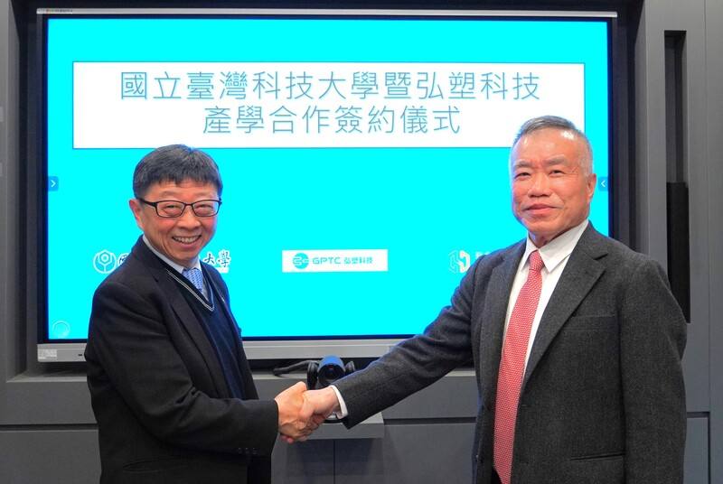 弘塑2日宣布，與台灣科技大學簽署5年期、總經費新台幣5000萬元的產學合作協議，聚焦半導體設備與關鍵材料研發，並推動高階科技人才培育。弘塑執行長張鴻泰（右）與台科大校長顏家鈺（左）出席簽約儀式。（弘塑提供）