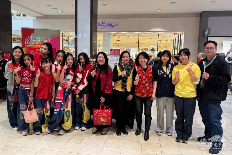 華府文教中心副主任李佳蓉（右6），讚揚各校通力合作，成功將臺灣文化與華語教育融入主流社區