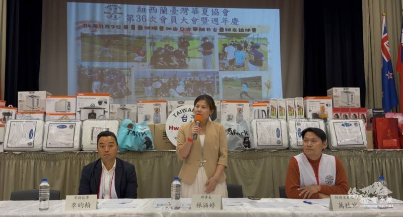 中：大會主席理事長林涵婷、左：常務監事李昀翰、右：財務主任委員萬桂祥