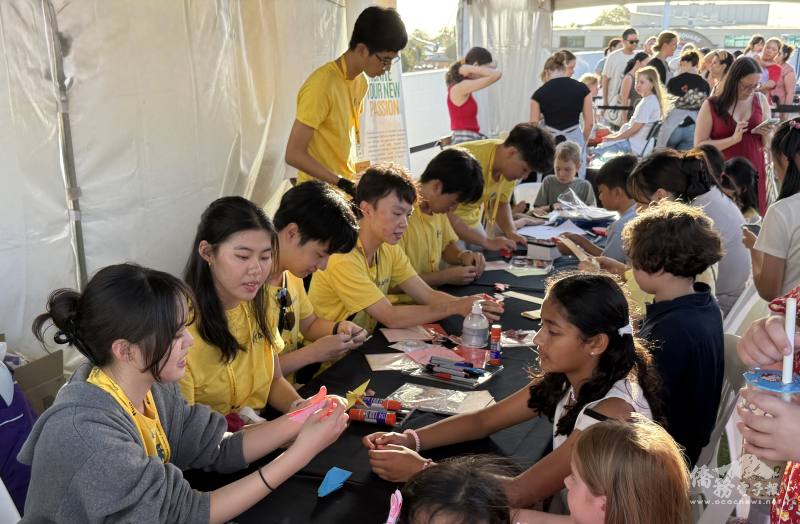 學員向民眾親子分享示範傳統生肖摺紙