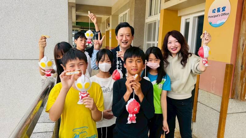 行政院南部聯合服務中心副執行長顏子傑（後中）是澎湖子弟，他2日以校友身分返回母校風櫃國小，為學弟妹們帶來溫暖的節慶祝福，並肯定學校將雙語、海洋與環境教育融入課程，展現海洋小學的特色教學成果。（政院南部服務中心提供）